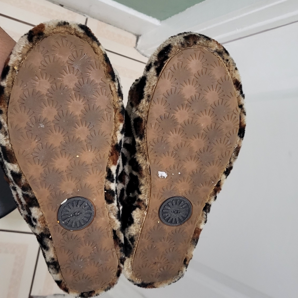 UGG Leopard Slippers - Picture 6 of 6
